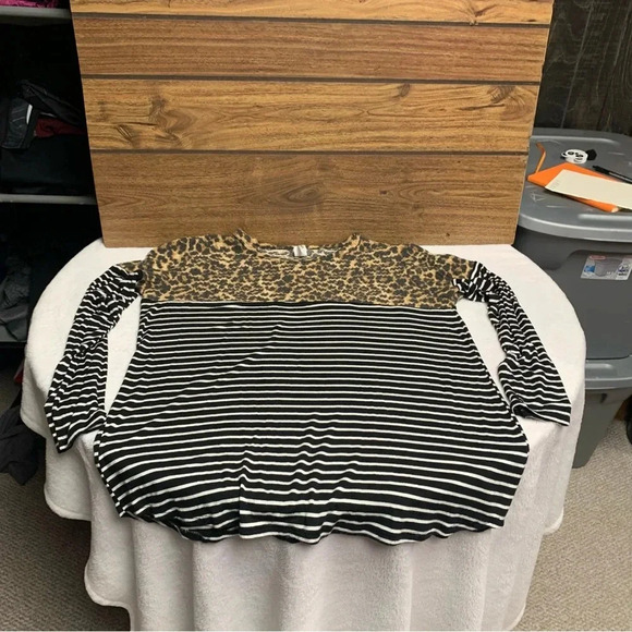 Grateful hearts leopard/black & white striped top size medium - Picture 6 of 6